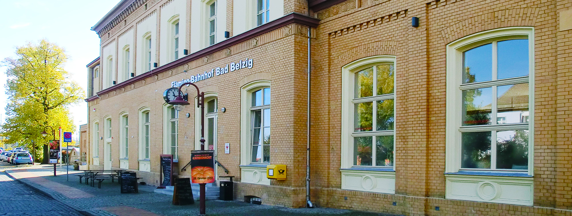 Das sanierte Bahnhofsgebäude erstrahlt in neuem Glanz