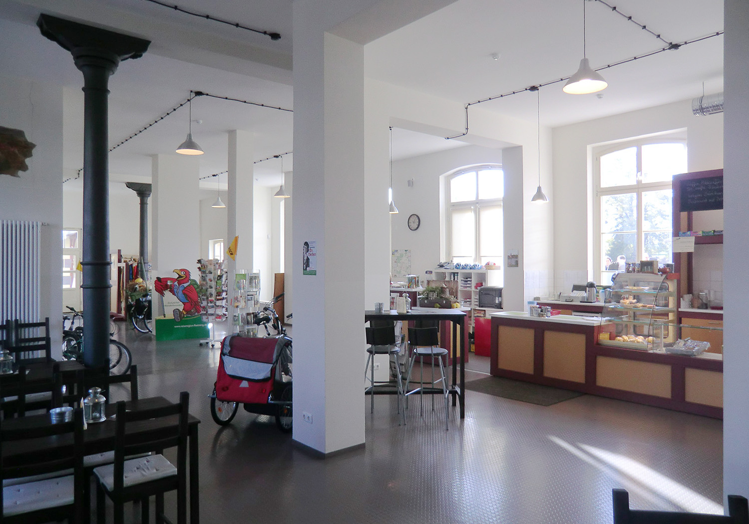 Alles in einem Raum: Tickets, Tourismusinfo, Bistro und Regionalprodukte
