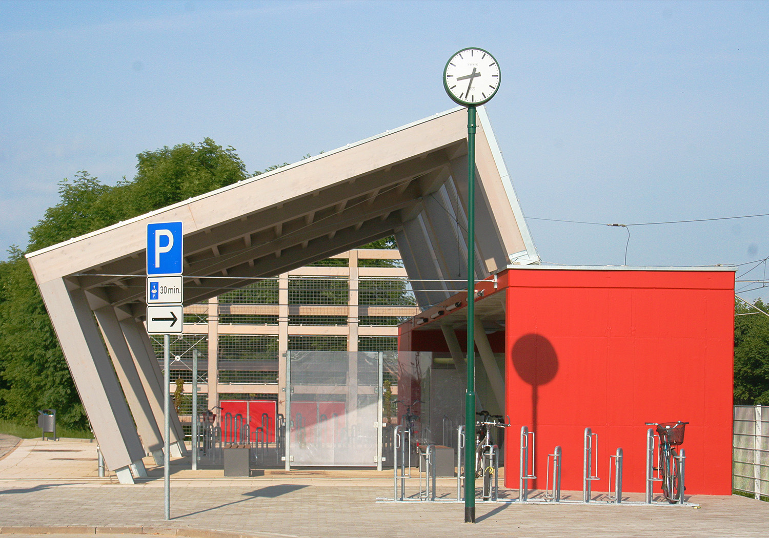 Die geneigte Konstruktion ist Funktion und städtebauliches Zeichen zugleich