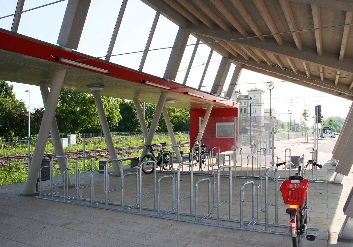 Drei Funktionen unter einem markanten Dach: Fahrradabstellanlage, öffentliche Toilette sowie Warte- und Informationsbereich
