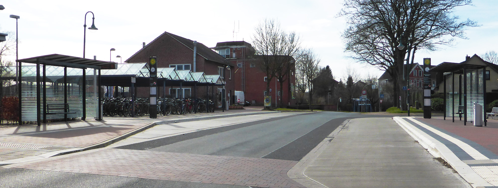 Barrierefreie Bushaltestelle mit Fahrgastunterstand