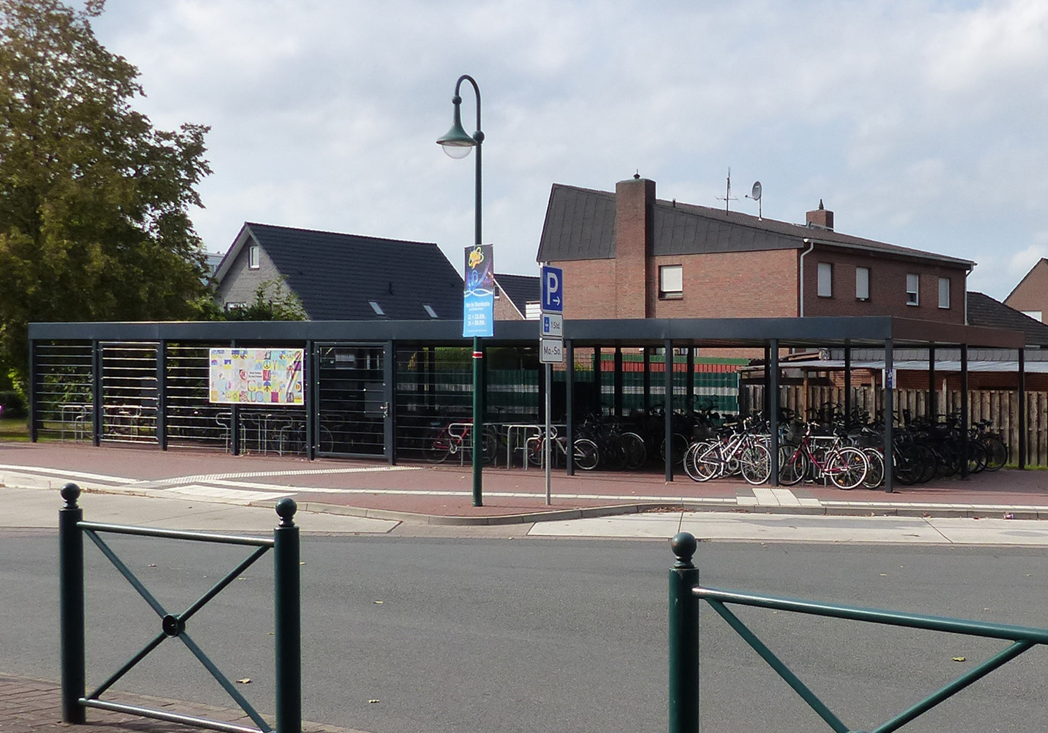 B+R-Anlagen: links Sammelschließanlagen mit RFID-Zugangssystem und Schließfachschrank mit Lademöglichkeiten für eBikes, rechts frei zugänglich