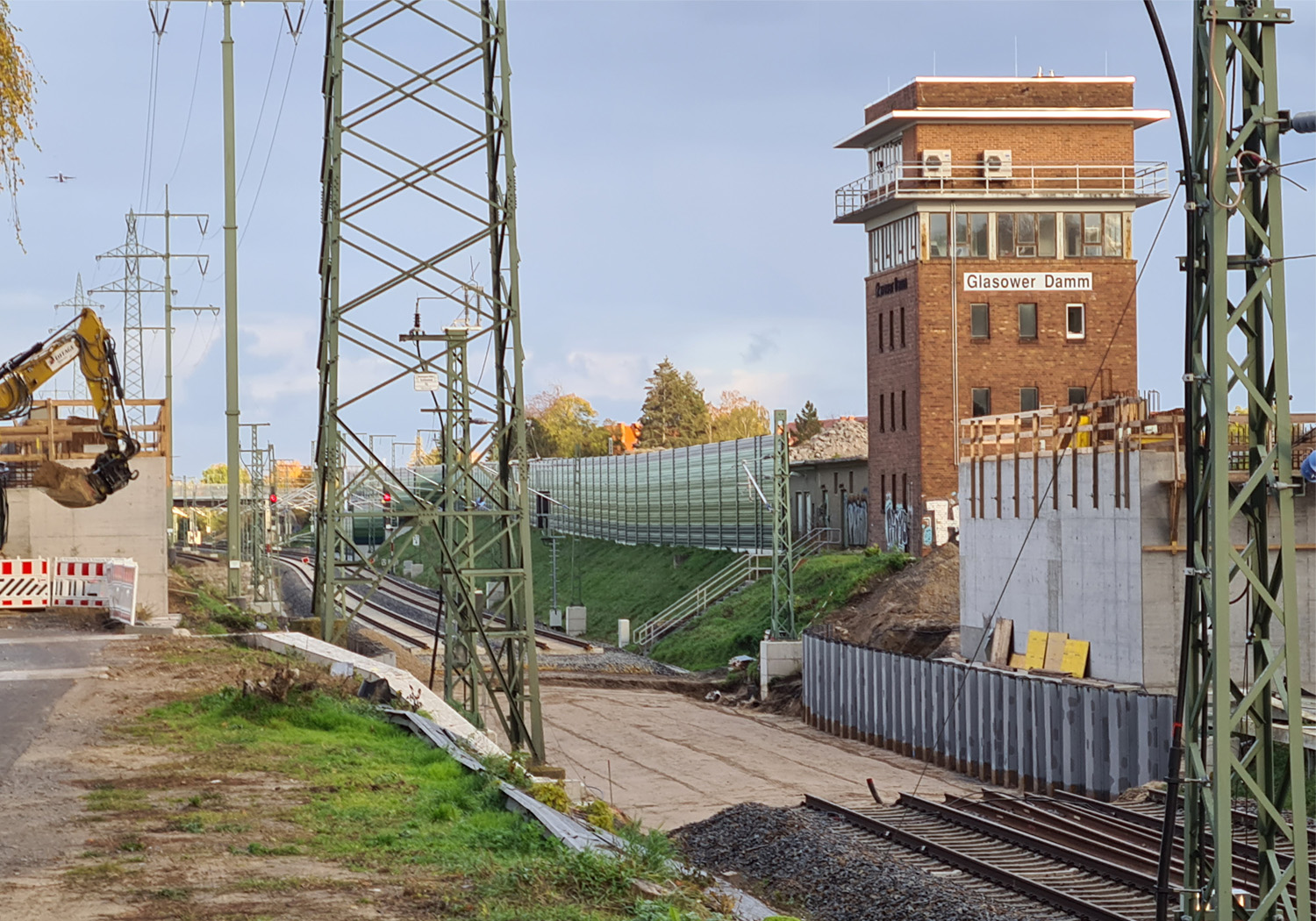 Im Oktober 2022 war schon der Neubau des Kreuzungsbauwerks am möglichen Standort der neuen Station zu erkennen.