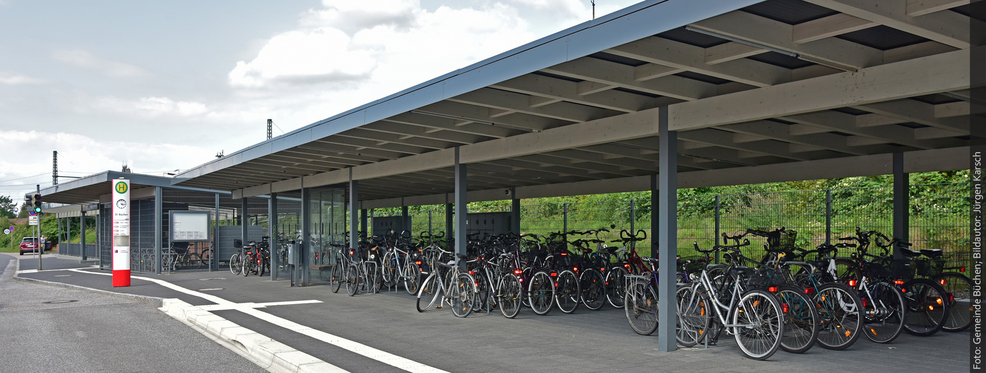 Der künftige Zugang zur Unterführung an der Lauenburger Straße mit Treppe, Rampe und Fahrradabstellanlage (Visualisierung)