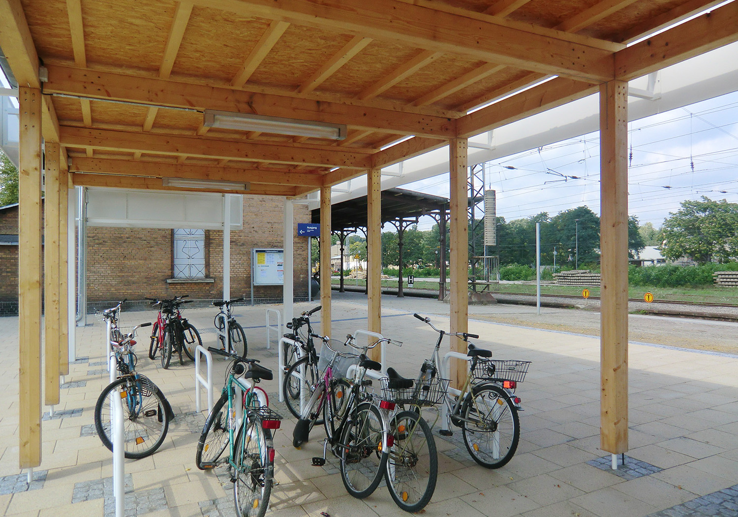 Die Überdachung kombiniert die Funktionen Bike&Ride und Warten