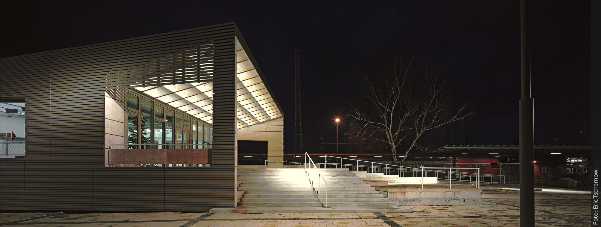 Wo bis vor Kurzem noch Tristesse herrschte, erstrahlt nun das ehemalige Mitropa-Gebäude in neuem Glanz. (Entwurf: Christoph Wagner Architekten in Zusammenarbeit mit Agentur BahnStadt; Foto: Eric Tschernow)