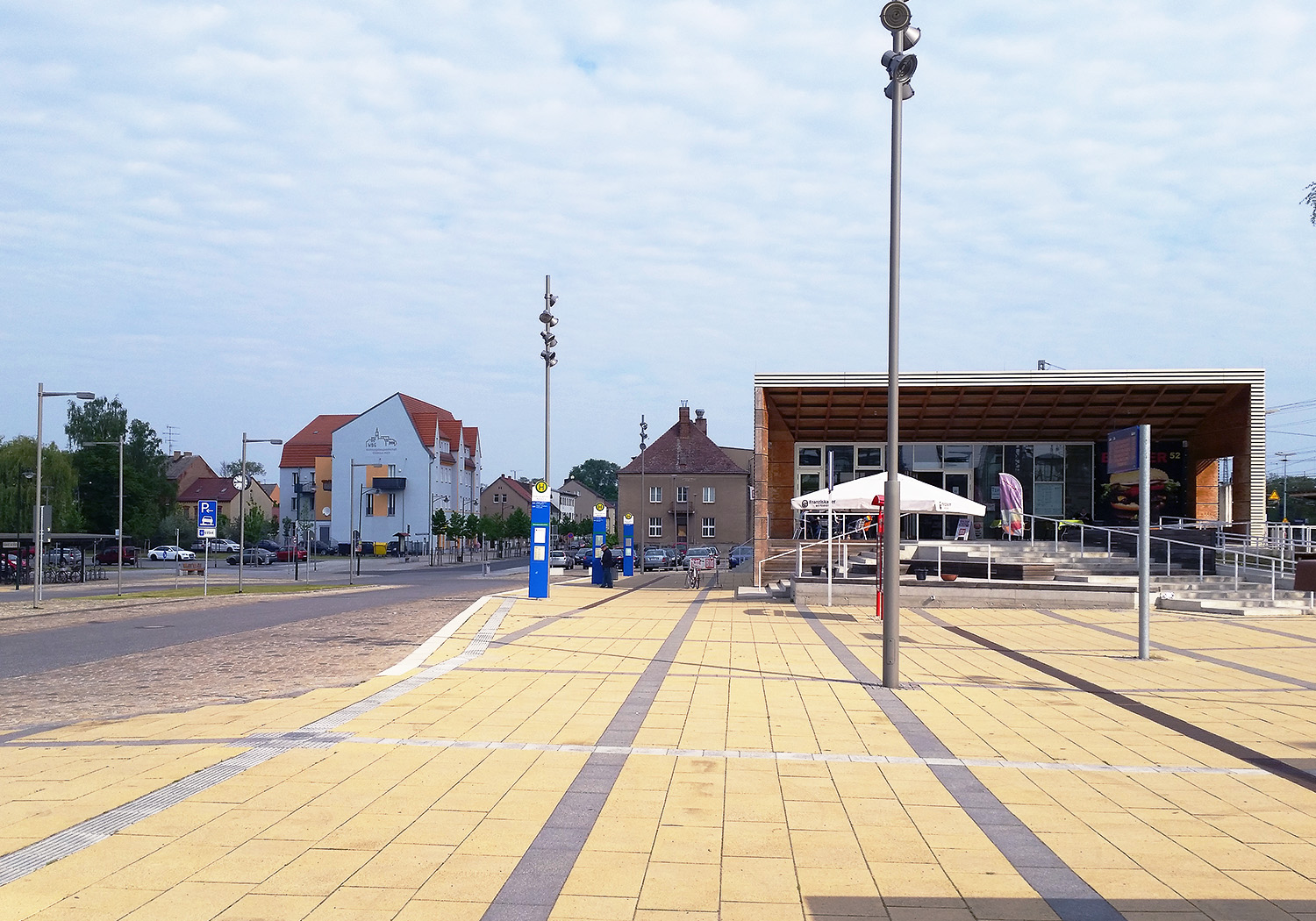 Der Vorplatz mit den Bushaltestellen und der Pkw-Vorfahrt