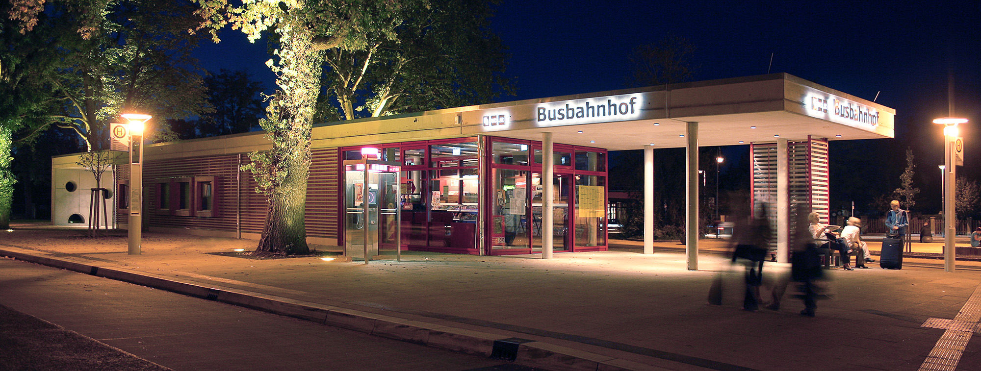 Der Pavillon als zentrales architektonisches Element auf der Mittelinsel des Busbahnhofs