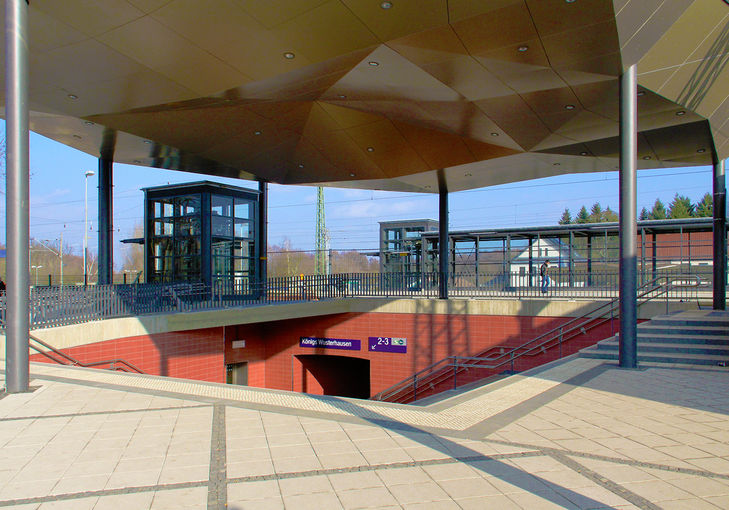 Die große Treppe verbindet den Vorplatz mit dem Hausbahnsteig und der Unterführung