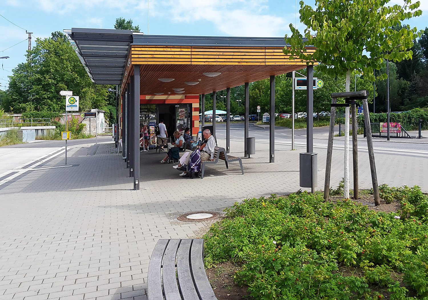 Fahrgastnutzen: Servicepavillon und überdachter Wartebereich am Busbahnhof