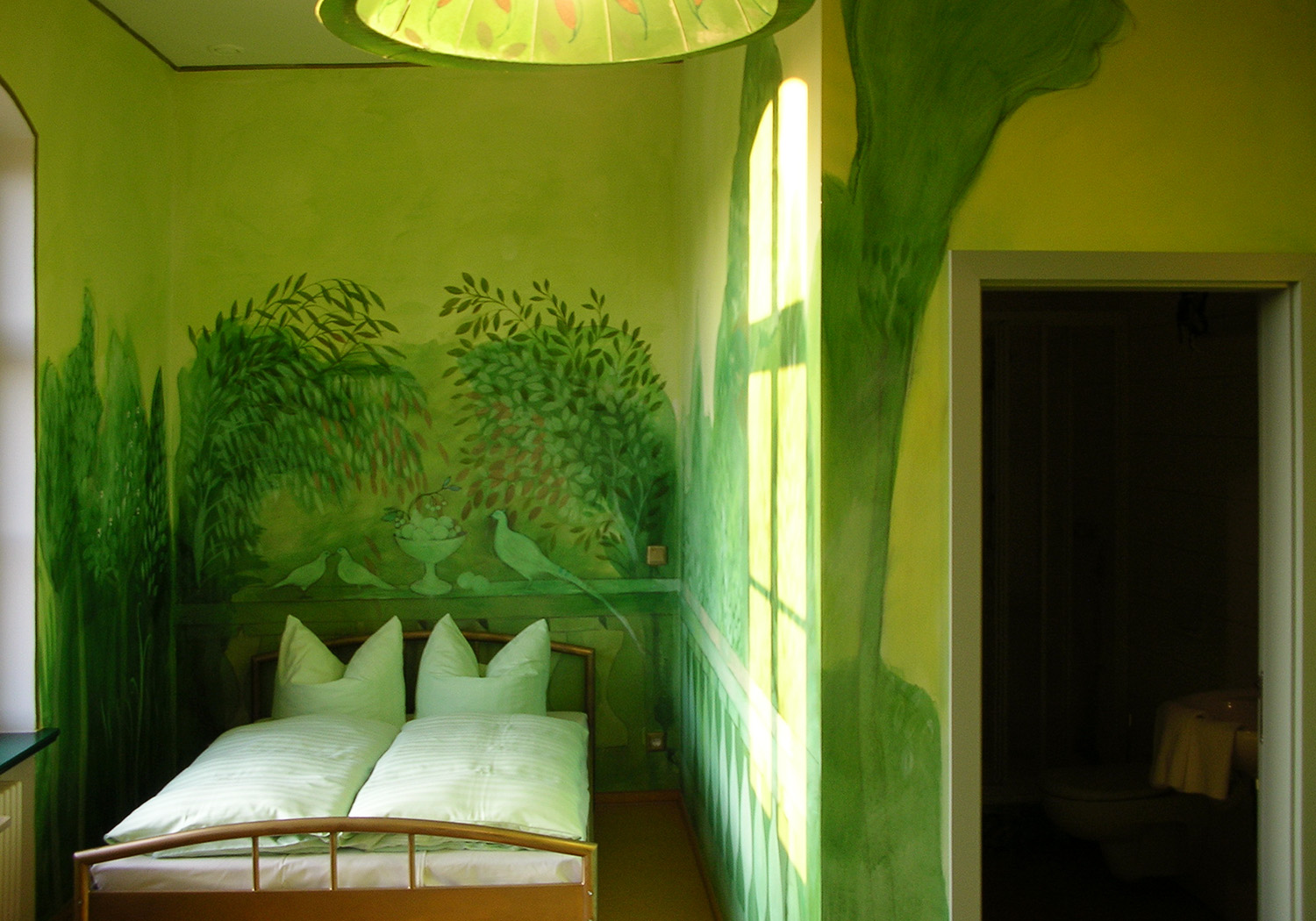 Eines der von lokalen Künstlern gestalteten Zimmern der Pension im 1. Obergeschoss