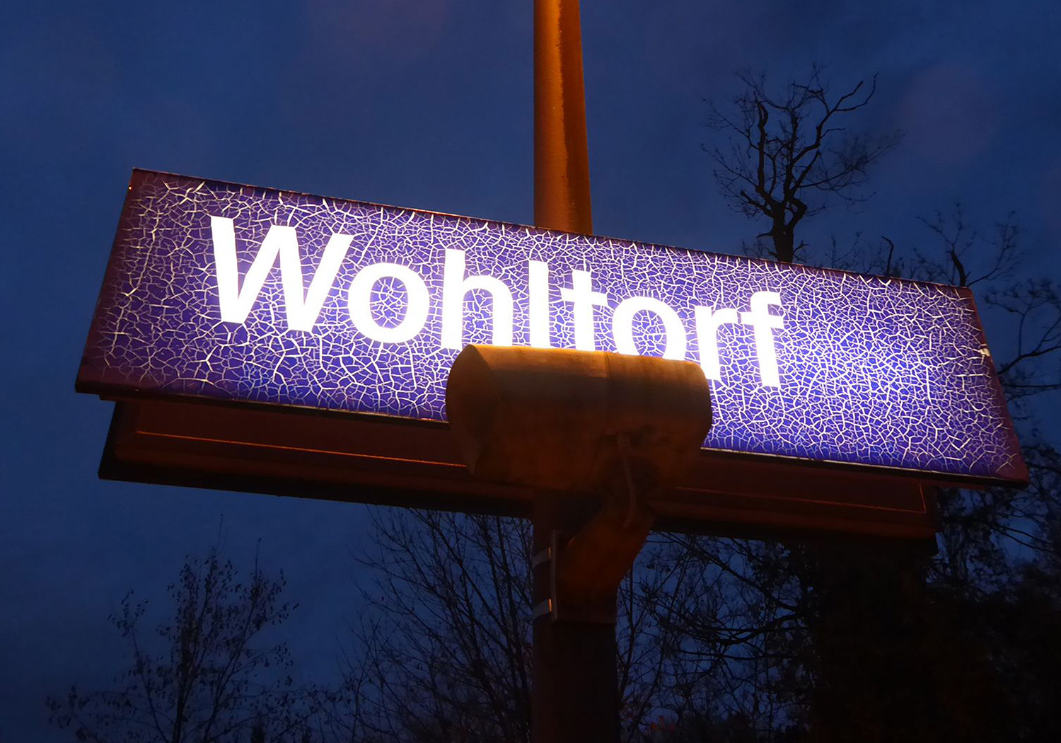 Einige Bahnhofsnamenschilder weisen Alterungserscheinungen auf