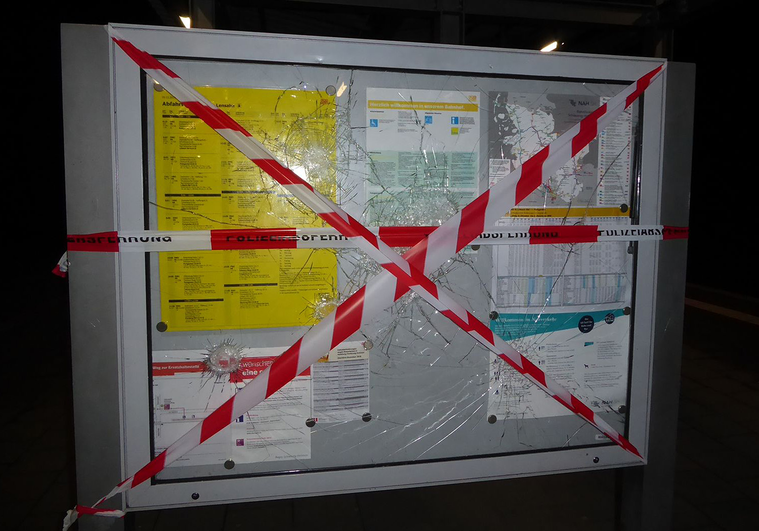 Eine durch Vandalismus zerstörte Vitrine in Lensahn