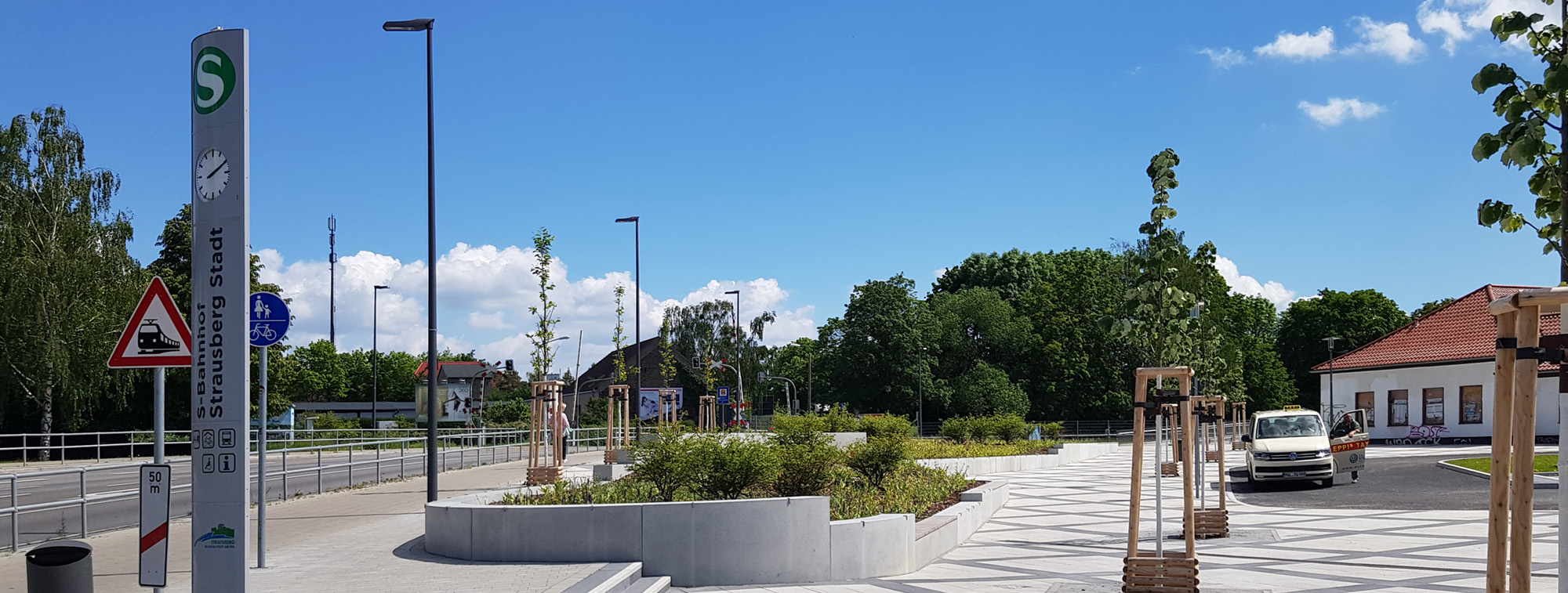 Das attraktive Bahnhofsumfeld mit Sitzgelegenheiten, Taxivorfahrt und markanter Bahnhofsstele