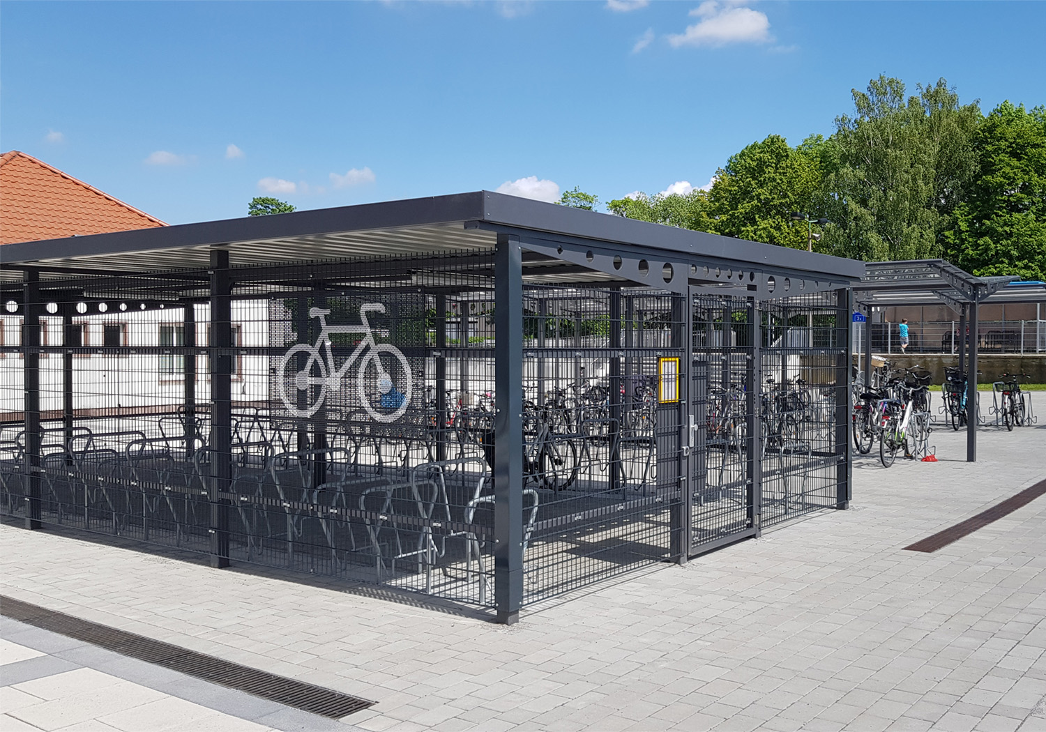 Die Fahrradabstellanlage mit frei zugänglichen und gesicherten Stellplätzen