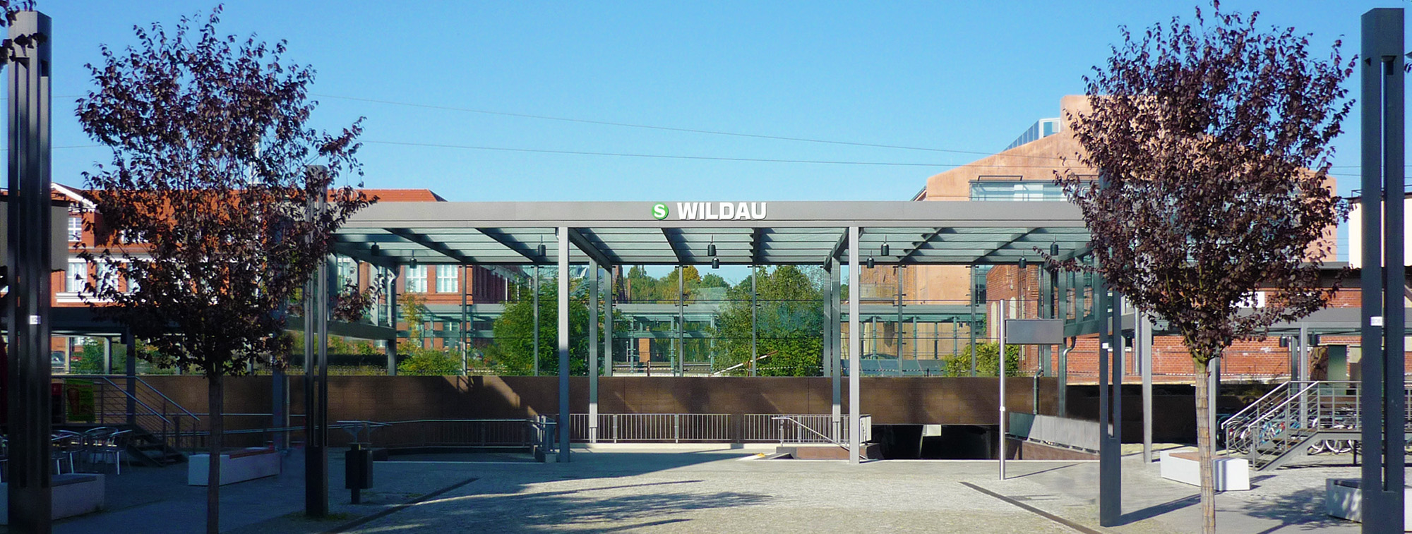 Die denkmalgeschützte Umgebung respektierend und zugleich modern: Zugangsbauwerk am S-Bahnhof Wildau