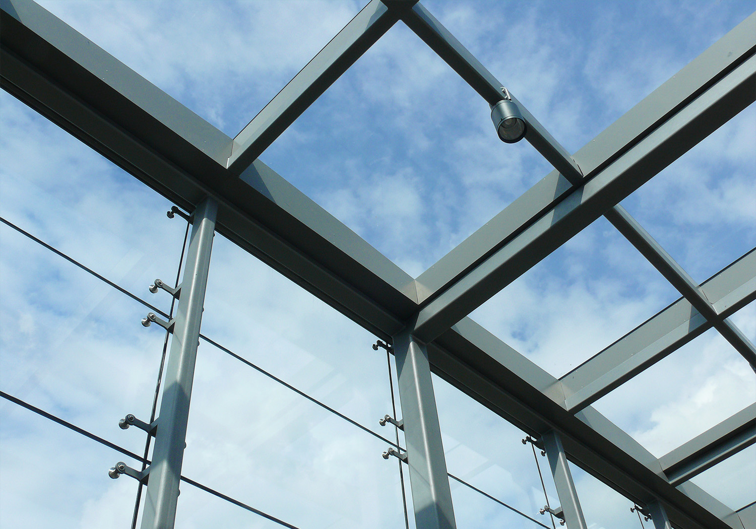 Die großformatigen Glasscheiben wirken leicht und geben dem Bauwerk größtmögliche Transparenz